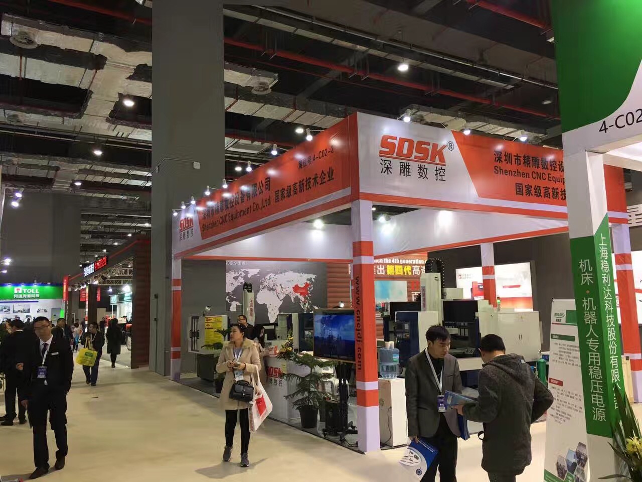 深圳精雕參加上海國際機床展會取得圓滿成功。展會上，公司主營機器，玻璃精雕機，大型精雕機，從外觀尺寸來講得到許多客戶的贊譽和認可。